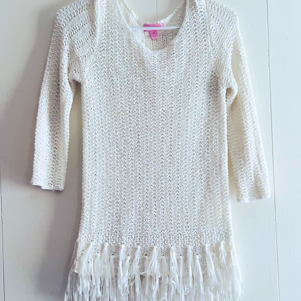 Beautiful hole style above sweater